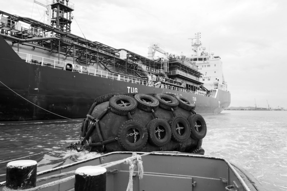 50KPa 80KPa Йокогама Пневматический резиновый фендер с цепью и решеткой для шин