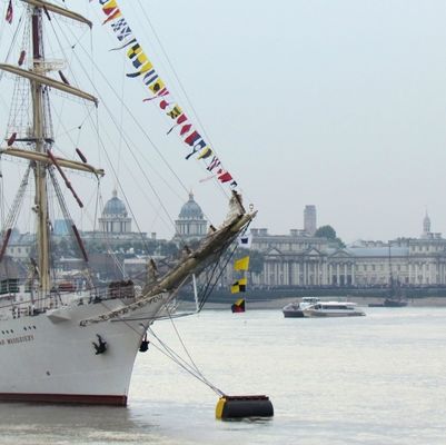 Морской томбуй отметки зачаливания оборудования для обеспечения безопасности с солнечным светом