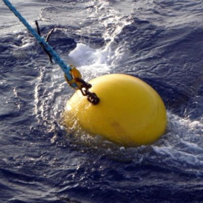 Морской томбуй отметки зачаливания оборудования для обеспечения безопасности с солнечным светом