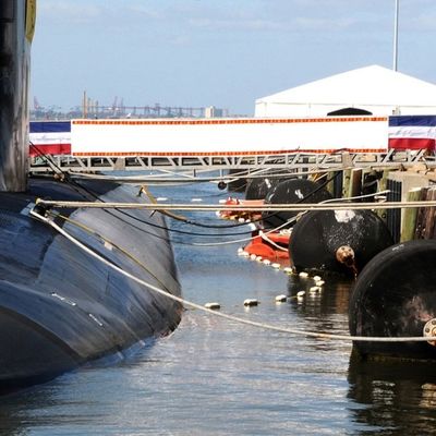 Подгонянный плавать пенится заполненный обвайзер с автошиной и цепью