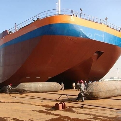 Ролик природного каучука корабля запуская кладет раздувную морскую воздушную подушку в мешки шлюпки